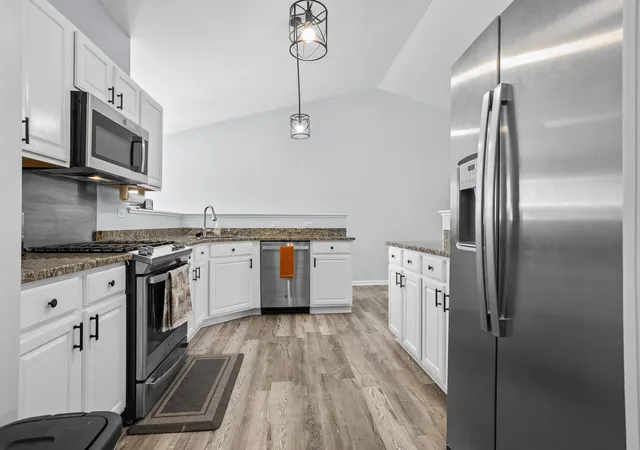 Listing Photo 4 - Condo for sale in building located at 281 Nicole Dr, South Elgin, IL 60177 - Unit #E