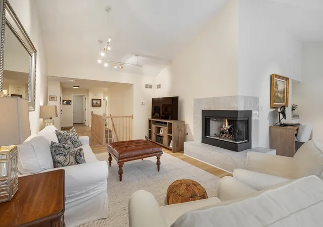 Photo 4 of Townhouse for sale at 1929 Koehling Rd, Northbrook, IL 60062 | MLS# 12775492 | Listing updated on 2026-10-23