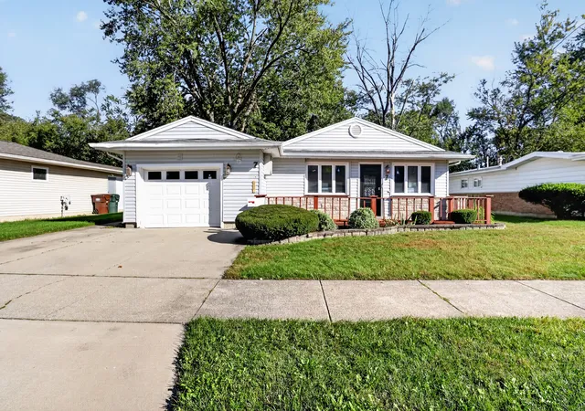 Photo 3 of Single family home for sale at 7 E Rocket Cir, Park Forest, IL 60466 | MLS# 12775513 | Listing updated on 2026-10-07