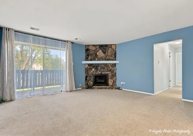 Photo 4 of Townhouse for sale at 866 E Carriage Ln #8, Palatine, IL 60074 | MLS# 12775535 | Listing updated on 2026-10-06