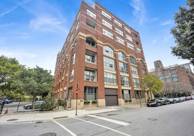 Photo 2 of Townhouse for sale at 2001 S Calumet St #606, Chicago, IL 60616 | MLS# 12775543 | Listing updated on 2026-10-08