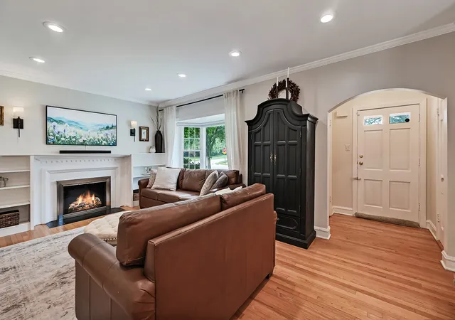 Photo 1 of Single family home for sale at 543 S Dunton Ave, Arlington Heights, IL 60005 | MLS# 12775555 | Listing updated on 2026-10-10
