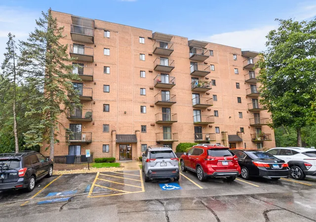 Photo 1 of Condo for sale at 6050 Lake Blf Dr #402, Tinley Park, IL 60477 | MLS# 12775567 | Listing updated on 2026-10-06