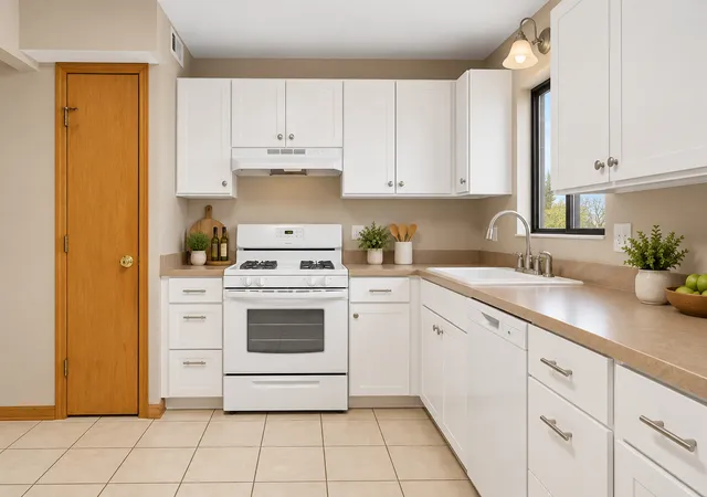 Photo 4 of Condo for sale at 6050 Lake Blf Dr #402, Tinley Park, IL 60477 | MLS# 12775567 | Listing updated on 2026-10-06