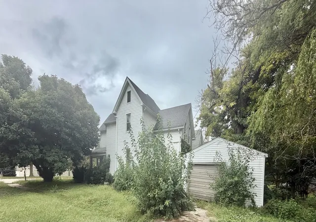 Photo 3 of Single family home for sale at 203 W Locust St, Canton, IL 61520 | MLS# 12775587 | Listing updated on 2026-10-10