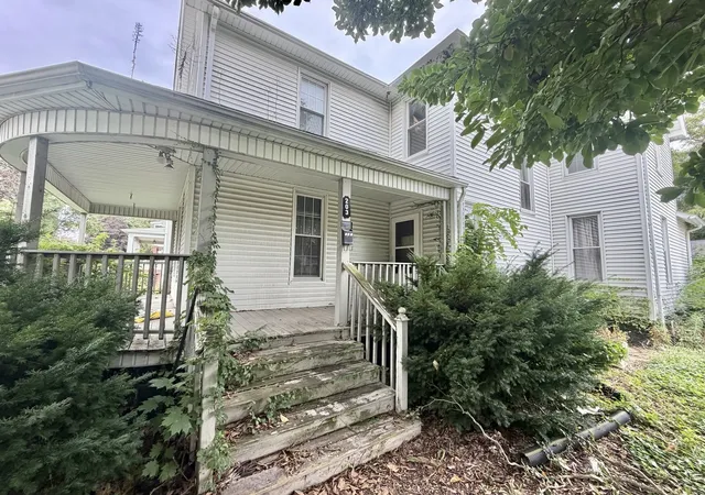 Photo 3 of Single family home for sale at 203 W Locust St, Canton, IL 61520 | MLS# 12775587 | Listing updated on 2026-10-10