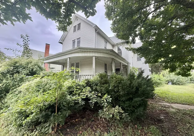 Photo 4 of Single family home for sale at 203 W Locust St, Canton, IL 61520 | MLS# 12775587 | Listing updated on 2026-10-10
