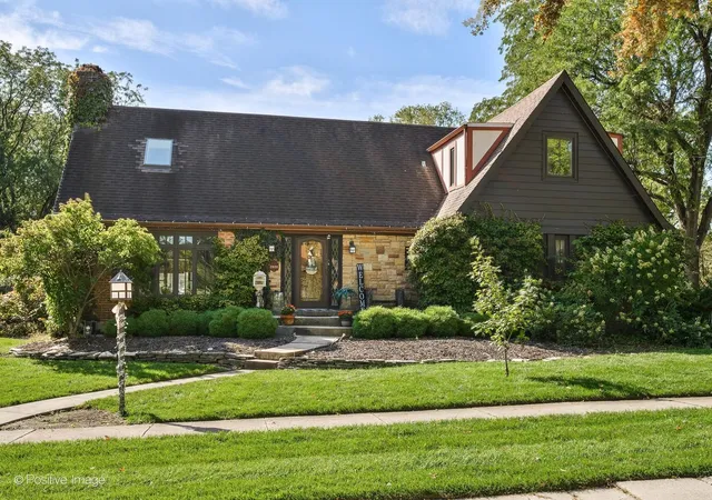 Photo 1 of Single family home for sale at 2620 Gordon Dr, Flossmoor, IL 60422 | MLS# 12775609 | Listing updated on 2026-10-08