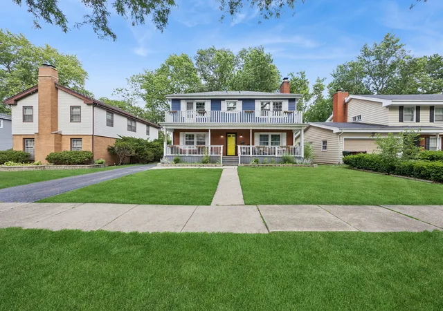 Photo 3 of Single family home for sale at 833 Elm St, Flossmoor, IL 60422 | MLS# 12775615 | Listing updated on 2026-10-02