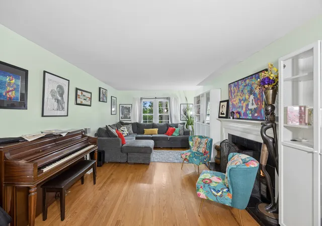 Photo 3 of Single family home for sale at 833 Elm St, Flossmoor, IL 60422 | MLS# 12775615 | Listing updated on 2026-10-02