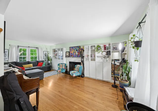Photo 4 of Single family home for sale at 833 Elm St, Flossmoor, IL 60422 | MLS# 12775615 | Listing updated on 2026-10-02