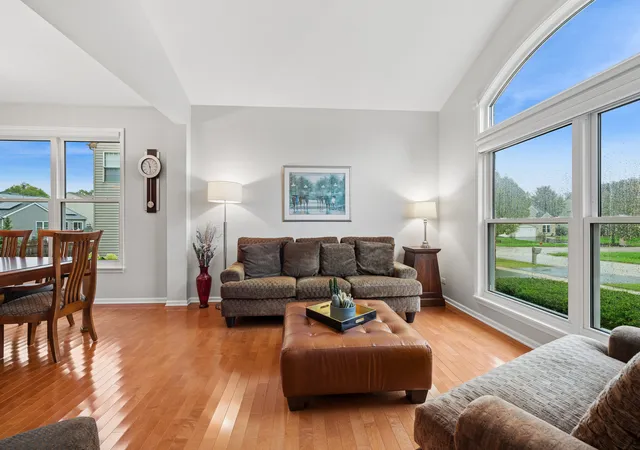 Photo 4 of Single family home for sale at 1942 Westridge Blvd, Bartlett, IL 60103 | MLS# 12775636 | Listing updated on 2026-10-23
