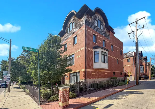 Photo 3 of Townhouse for sale at 1016 Madison St, Oak Park, IL 60302 | MLS# 12775638 | Listing updated on 2026-10-02