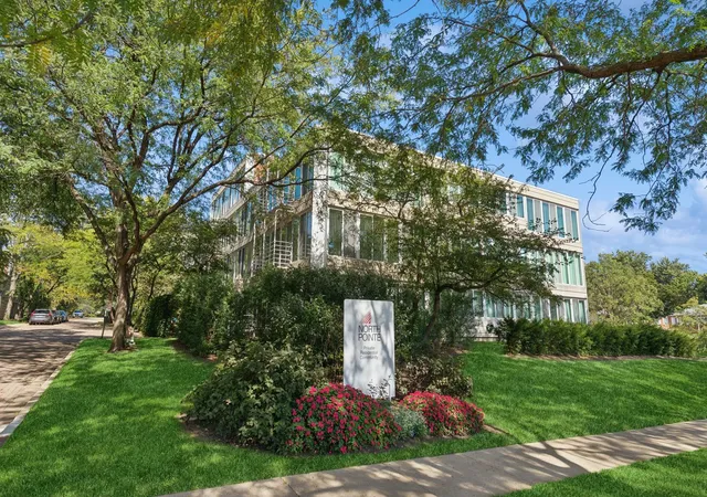 Photo 2 of Townhouse for sale at 2525 Wellington Ct #302, Evanston, IL 60201 | MLS# 12775704 | Listing updated on 2026-10-08