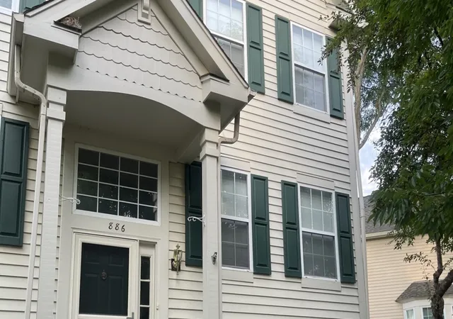 Photo 2 of Townhouse for sale at 886 Essex Cir, Grayslake, IL 60030 | MLS# 12775724 | Listing updated on 2026-10-03