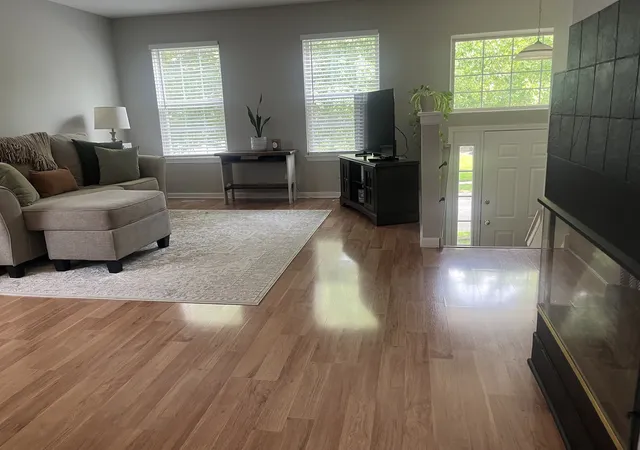 Photo 4 of Townhouse for sale at 886 Essex Cir, Grayslake, IL 60030 | MLS# 12775724 | Listing updated on 2026-10-03