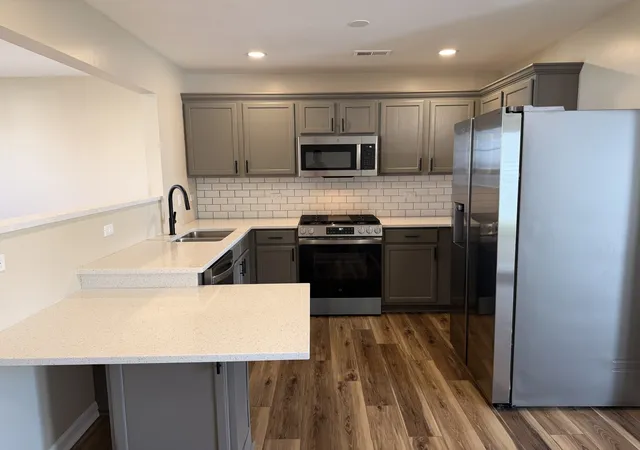 Listing Photo 5 - Condo for sale in building located at 172 Presidential Blvd, Oswego, IL 60543 - Unit #172