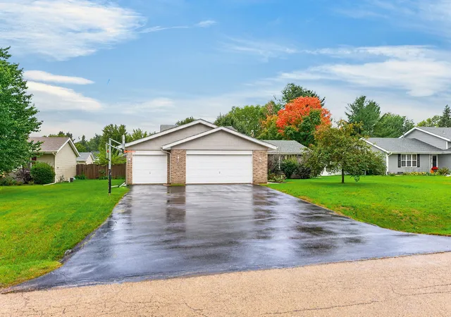 Photo 3 of Single family home for sale at 524 Merilot Dr, Roscoe, IL 61073 | MLS# 12775759 | Listing updated on 2026-10-02
