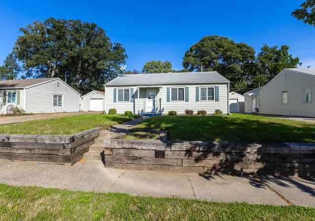 Photo 3 of Single family home for sale at 3721 13th Avenue, Moline, IL 61265 | MLS# 12775762 | Listing updated on 2026-10-09