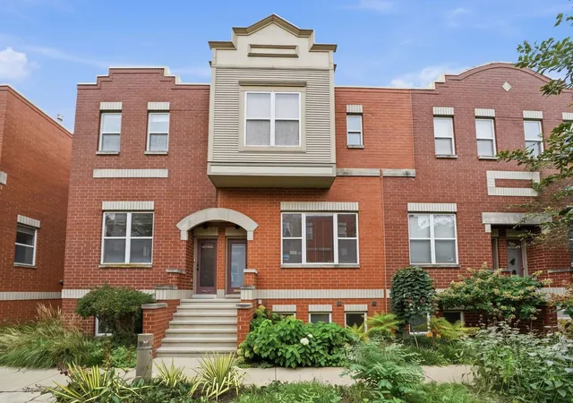 Townhouse for sale at 3645 W Cornelia Ave #B, Chicago, IL 60618 | MLS# 12775763