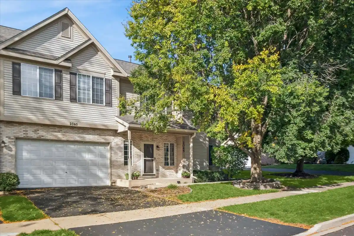 Listing Photo 1 - Condo for sale in 2045 Vlg Vw Dr located at 2045 Vlg Vw Dr, Yorkville, IL 60560 - Unit 2045 Village View Dr