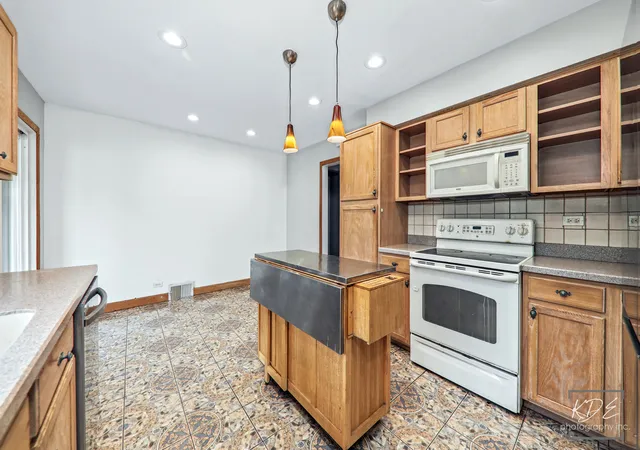 Photo 4 of Single family home for sale at 931 S Harvard Ave, Villa Park, IL 60181 | MLS# 12775812 | Listing updated on 2026-10-28