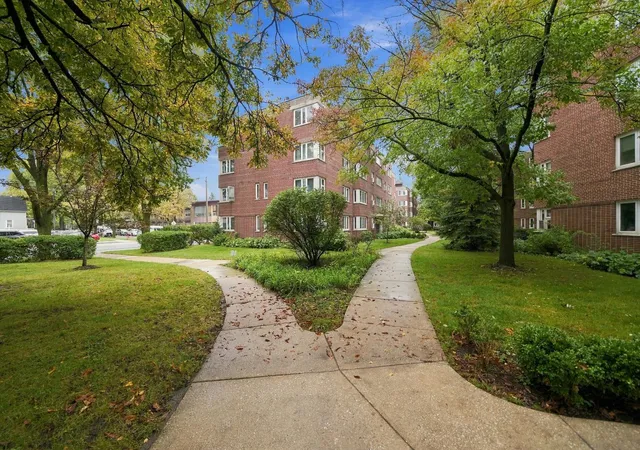 Listing Photo 4 - Condo for sale in building located at 7208 Oak Ave, River Forest, IL 60305 - Unit #1SW