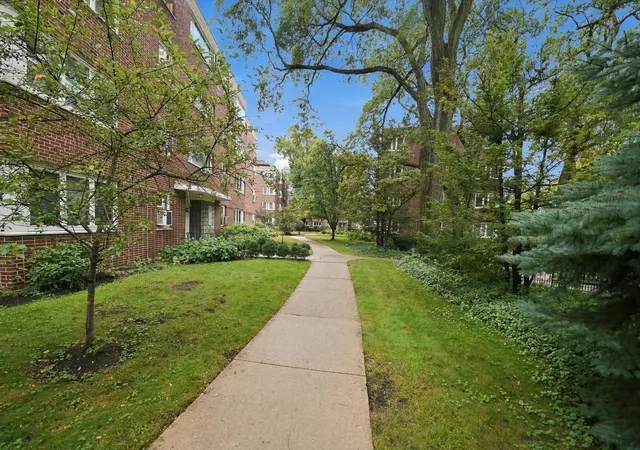 Listing Photo 5 - Condo for sale in building located at 7208 Oak Ave, River Forest, IL 60305 - Unit #1SW
