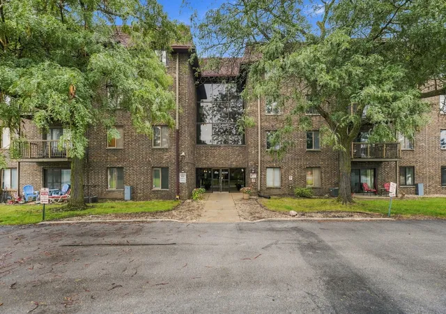 Photo 2 of Condo for sale at 820 Elder Rd #202, Homewood, IL 60430 | MLS# 12775879 | Listing updated on 2026-10-06