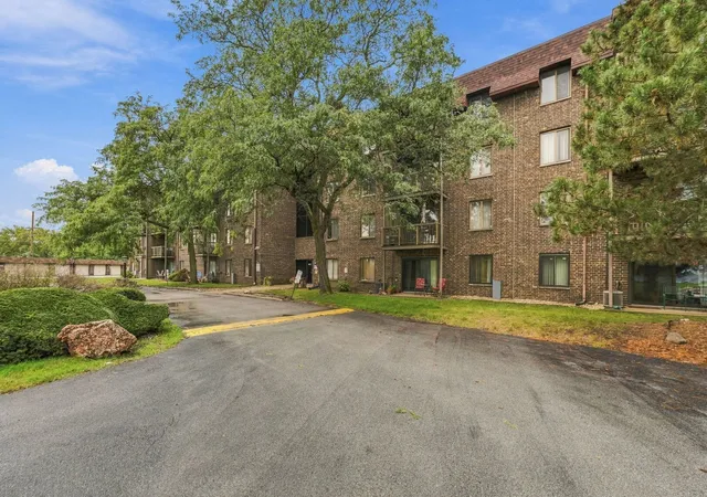 Photo 3 of Condo for sale at 820 Elder Rd #202, Homewood, IL 60430 | MLS# 12775879 | Listing updated on 2026-10-06