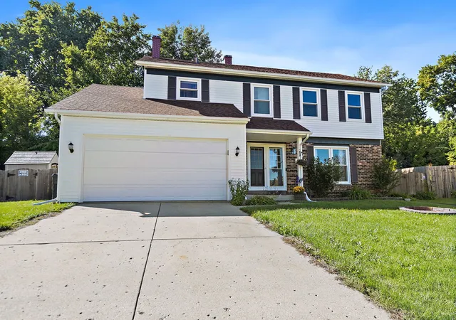 Photo 3 of Single family home for sale at 14 Woodridge Ln, Streamwood, IL 60107 | MLS# 12775892 | Listing updated on 2026-10-03