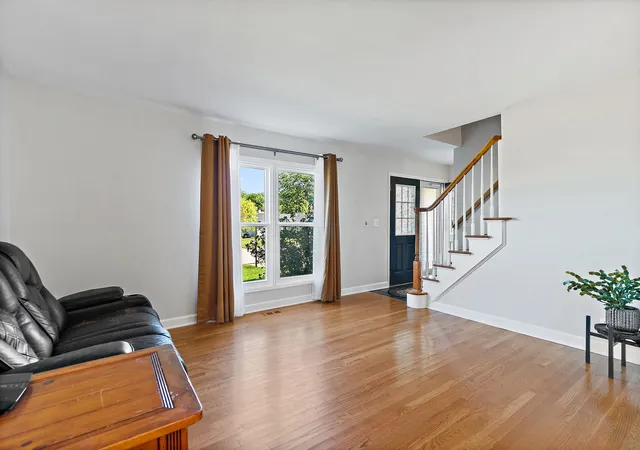 Photo 4 of Single family home for sale at 14 Woodridge Ln, Streamwood, IL 60107 | MLS# 12775892 | Listing updated on 2026-10-03