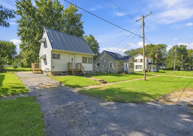 Photo 3 of Single family home for sale at 303 W Main St, Atkinson, IL 61235 | MLS# 12775902 | Listing updated on 2026-10-10