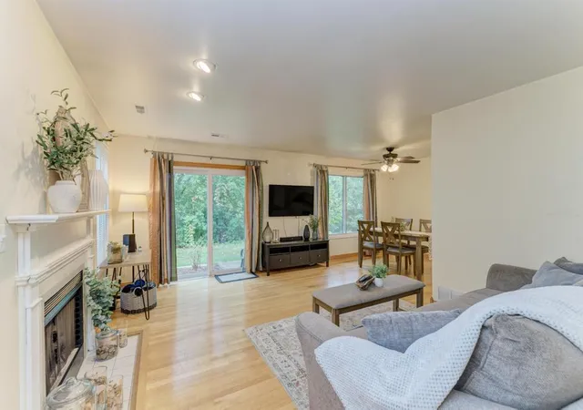Photo 4 of Townhouse for sale at 5522 Barclay Ct, Clarendon Hills, IL 60514 | MLS# 12775904 | Listing updated on 2026-10-22