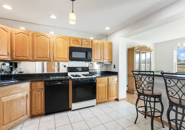 Photo 3 of Townhouse for sale at 918 Waterford Ln, Elk Grove Village, IL 60007 | MLS# 12775964 | Listing updated on 2026-10-29