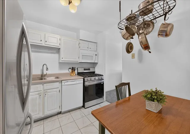 Photo 4 of Condo for sale at 2000 Bayside Dr #313, Palatine, IL 60074 | MLS# 12775967 | Listing updated on 2026-10-15