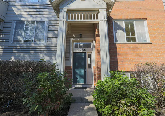 Photo 2 of Townhouse for sale at 736 Hanbury Dr, Des Plaines, IL 60016 | MLS# 12775975 | Listing updated on 2026-10-06