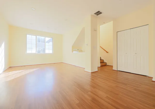 Photo 3 of Townhouse for sale at 736 Hanbury Dr, Des Plaines, IL 60016 | MLS# 12775975 | Listing updated on 2026-10-06