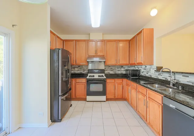Photo 4 of Townhouse for sale at 736 Hanbury Dr, Des Plaines, IL 60016 | MLS# 12775975 | Listing updated on 2026-10-06