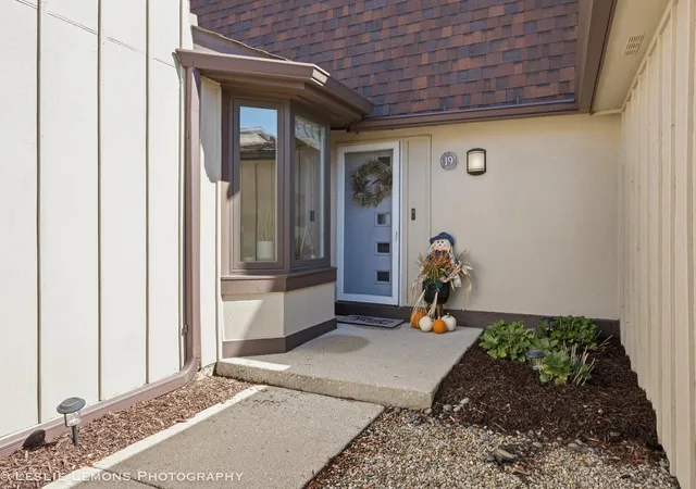 Photo 2 of Townhouse for sale at 19 Westwood Dr, Indian Head Park, IL 60525 | MLS# 12775978 | Listing updated on 2026-10-04