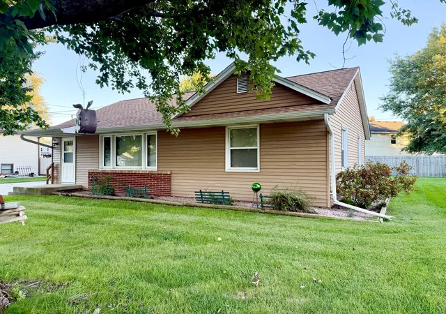 Single family home for sale at 1101 4h Rd, Ottawa, IL 61350 | MLS# 12775980