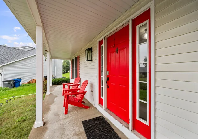 Photo 1 of Single family home for sale at 4843 Kynnelworth Dr, Bettendorf, IA 52722 | MLS# 12775988 | Listing updated on 2026-10-07