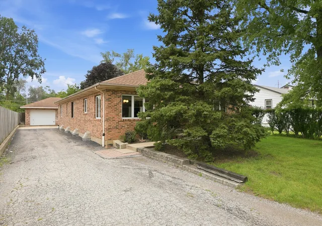 Photo 3 of Single family home for sale at 709 Jenkisson Ave, Lake Bluff, IL 60044 | MLS# 12776011 | Listing updated on 2026-10-03