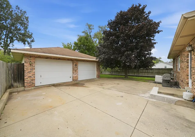 Photo 3 of Single family home for sale at 709 Jenkisson Ave, Lake Bluff, IL 60044 | MLS# 12776011 | Listing updated on 2026-10-08
