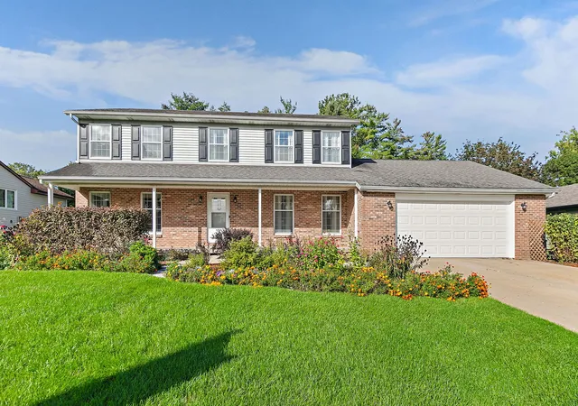 Photo 2 of Single family home for sale at 5 Cari Ct, De Kalb, IL 60115 | MLS# 12776015 | Listing updated on 2026-10-05