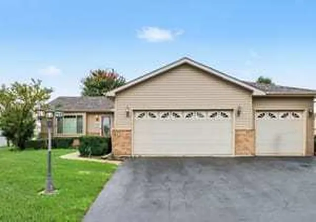Photo 2 of Single family home for sale at 6810 Hadrian Dr, Joliet, IL 60431 | MLS# 12776032 | Listing updated on 2026-10-07