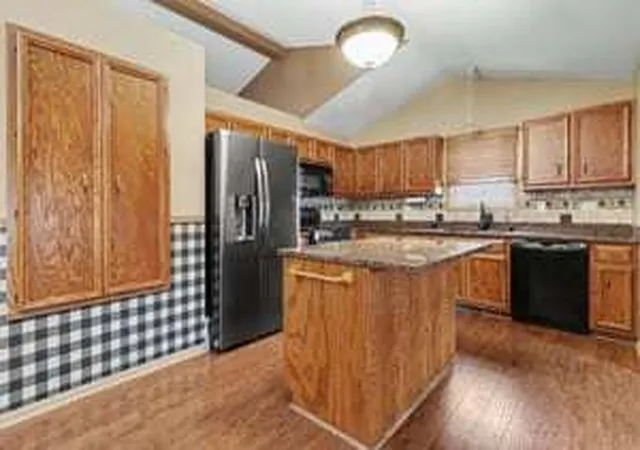 Photo 4 of Single family home for sale at 6810 Hadrian Dr, Joliet, IL 60431 | MLS# 12776032 | Listing updated on 2026-10-07