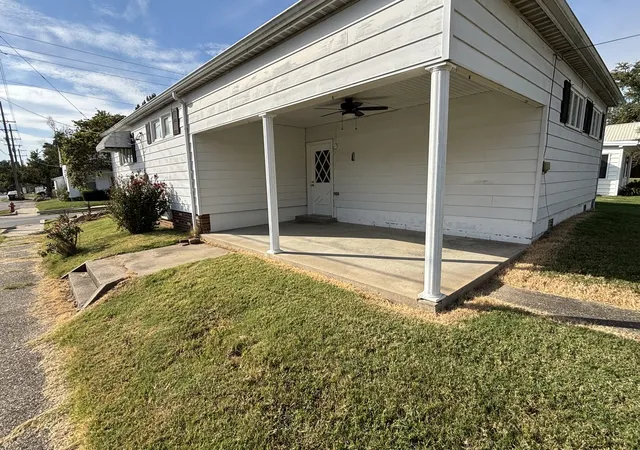 Photo 3 of Single family home for sale at 1020 S Ledford St, Harrisburg, IL 62946 | MLS# 12776040 | Listing updated on 2026-10-03