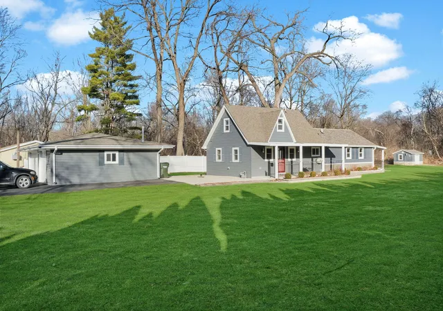 Photo 2 of Single family home for sale at 6n221 Virginia Rd, Roselle, IL 60172 | MLS# 12776042 | Listing updated on 2026-10-08