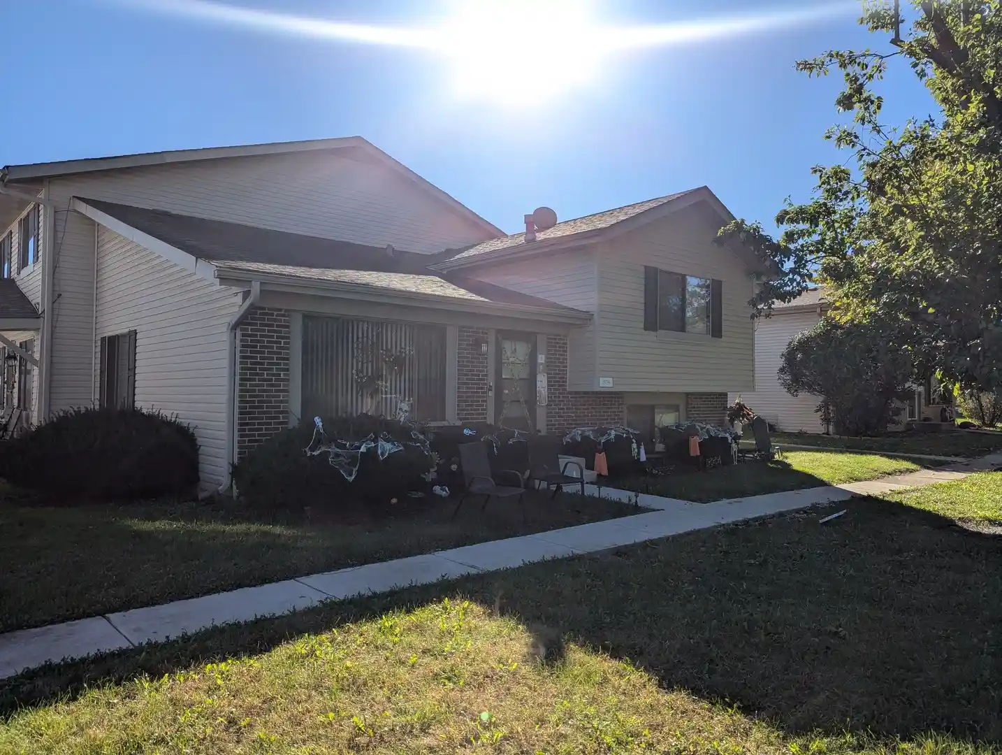 Listing Photo 2 - Condo for sale in 2S758 Winchester Cir located at 2S758 Winchester Cir, Warrenville, IL 60555 - Unit 2s758 Winchester Cir